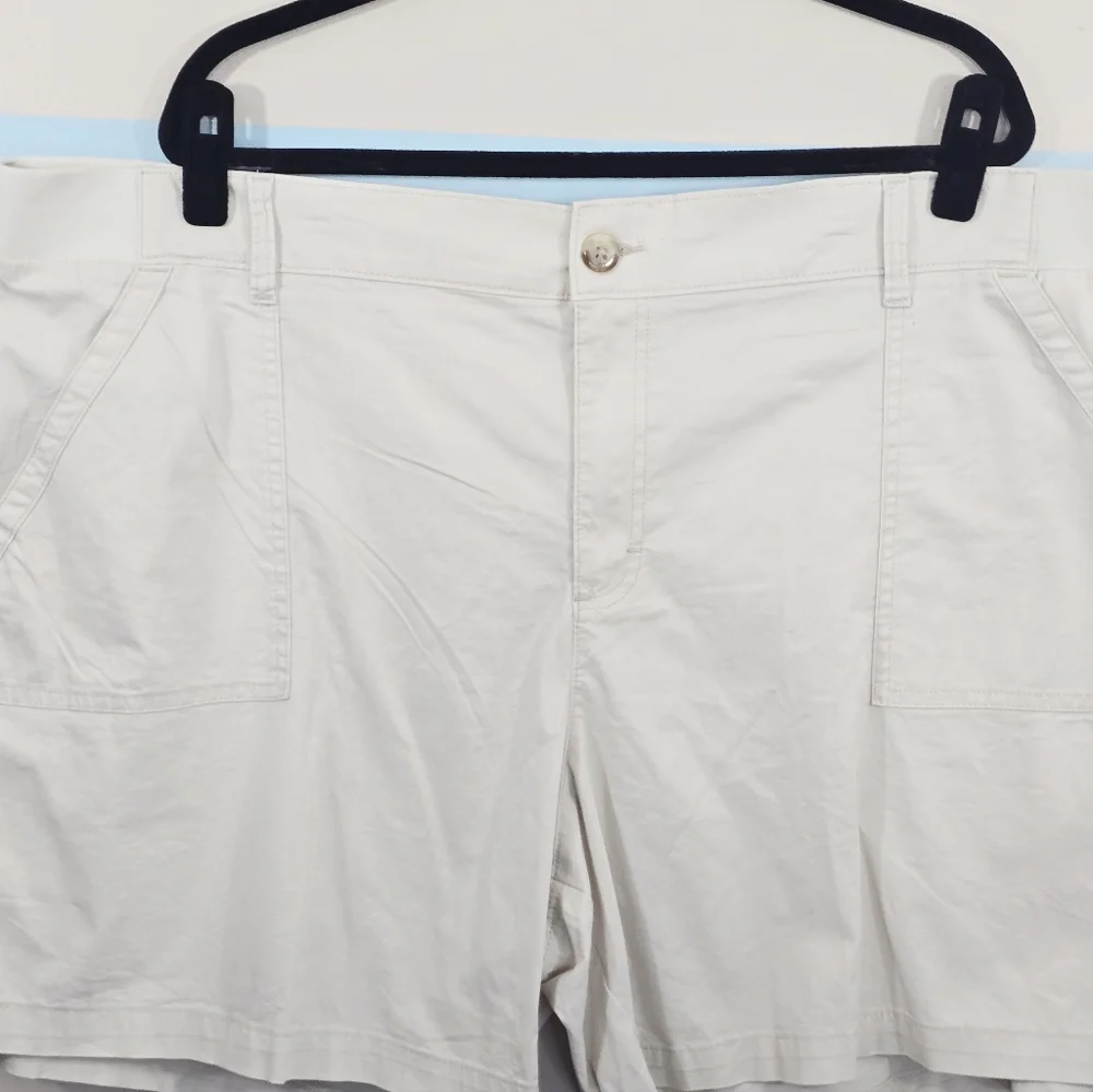 Lee Plus Size Off-White Relaxed Cargo Utility Shorts - Picture 4 of 8